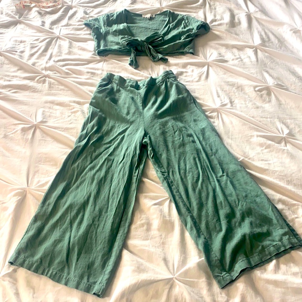 Two piece set, crop top & flows pants!